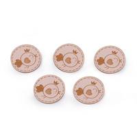 Obrázok ku produktu Nášivka štítok z eko kože vtáčik 2 ružová svetlá