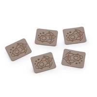 Obrázok ku produktu Nášivka štítok z eko kože vesmír sivá