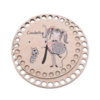 Obrázok ku produktu Drevené dno na košík okrúhle vyrezávané dievča s mačkou